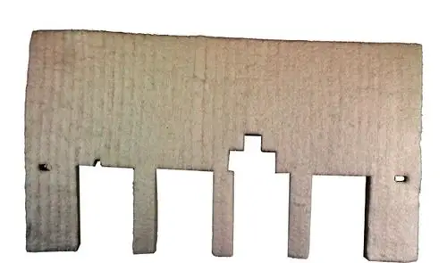 Wärmedämmplatte mit Ausschnitten, vermutlich für eine Heizungsanwendung, von der Marke Wolf. Angedeutete Öffnungen zur Befestigung oder Anpassung.